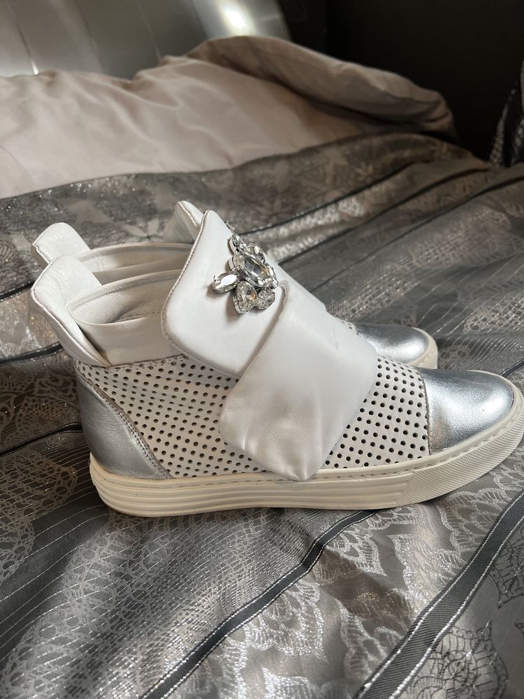 Carinii 39 sneakersy biało- srebrne skóra naturalna
