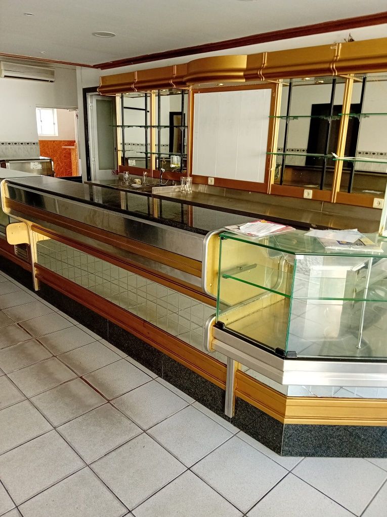 Vitrine e balcões com frio para café