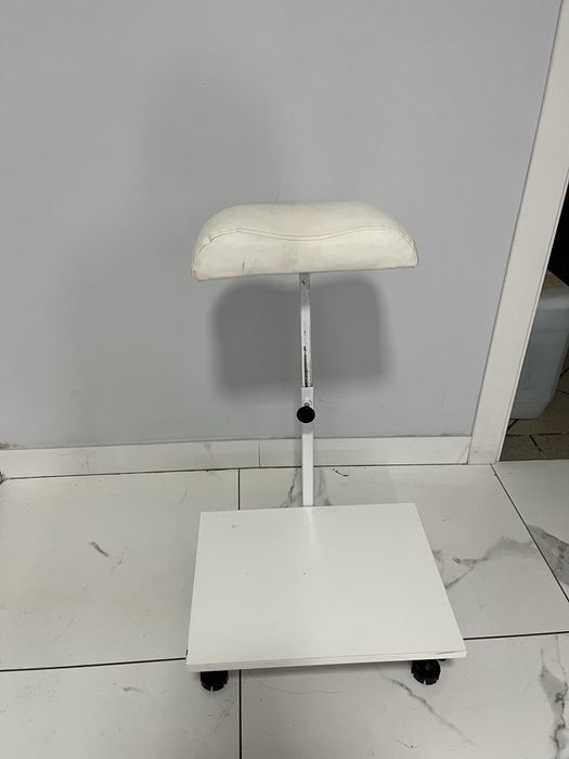 Продається тринога для педикюру та манікюрний стіл