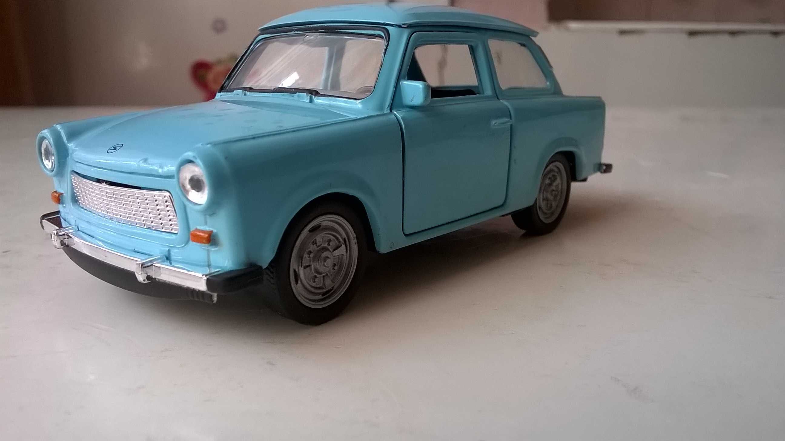 TRABANT 601 - model w wersji sedan; skala 1:43; metalowo-plastikowy