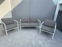 Conjunto de móveis de jardim com 1 sofá de 2 lugares e dois cafeirões