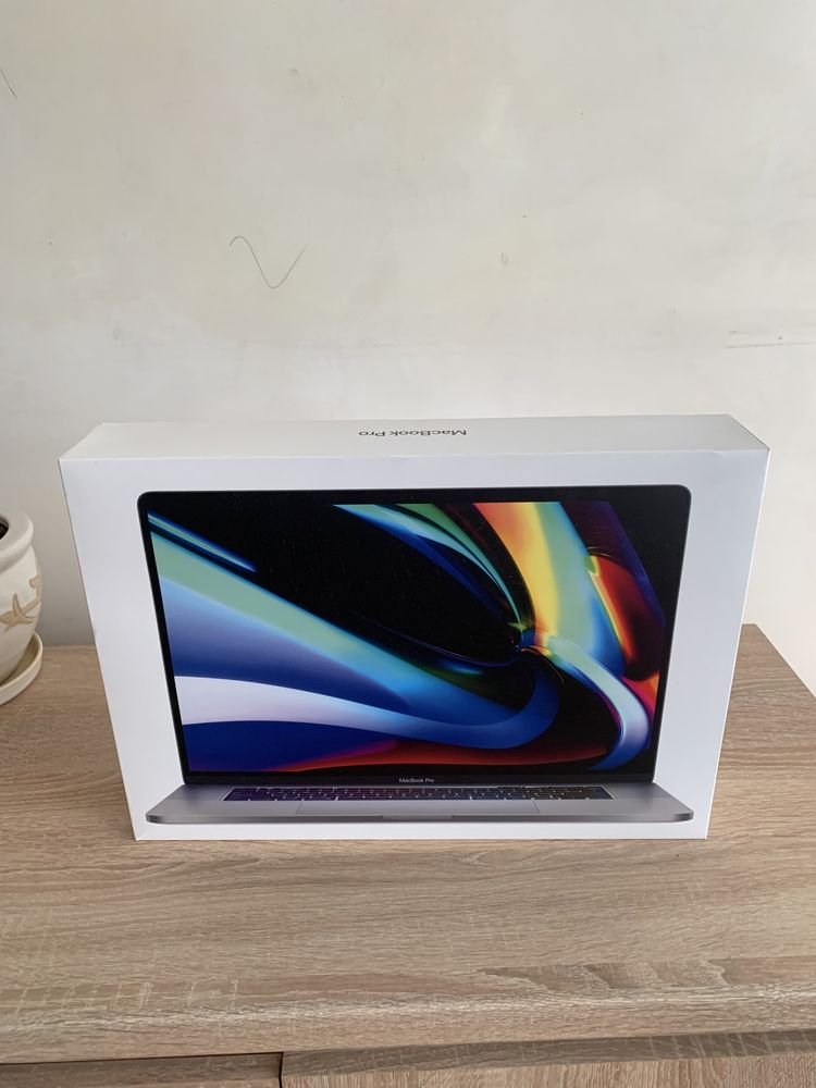 Оригінальна упаковка MacBook Pro