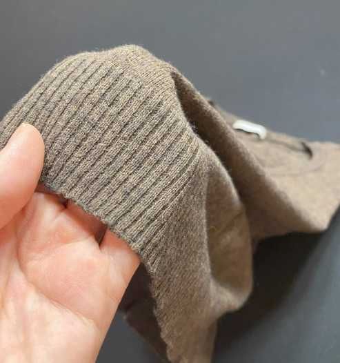 Czekoladowy sweter dopasowany bawełna z wełną jesień szafa kapsułowa