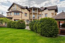 Продаж триповерхового будинку в с. Козин