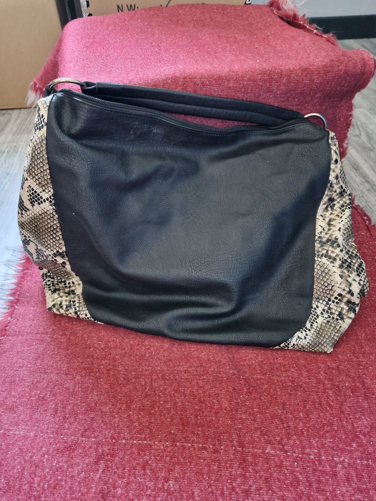 Czarna torba shopper z wężowym wzorem