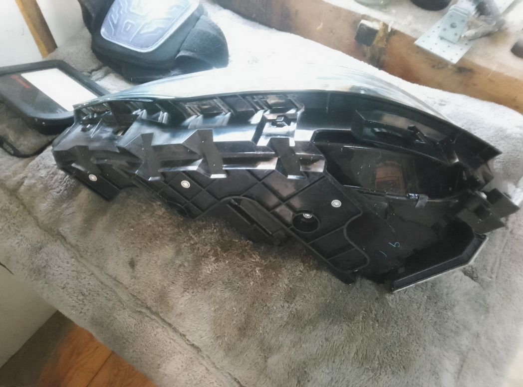 Lampa przednia Jeep Cherokee 2021