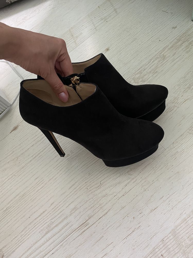 Stylowe botki Zara czarne złote zamki wydłużają nogi buty na obcasie