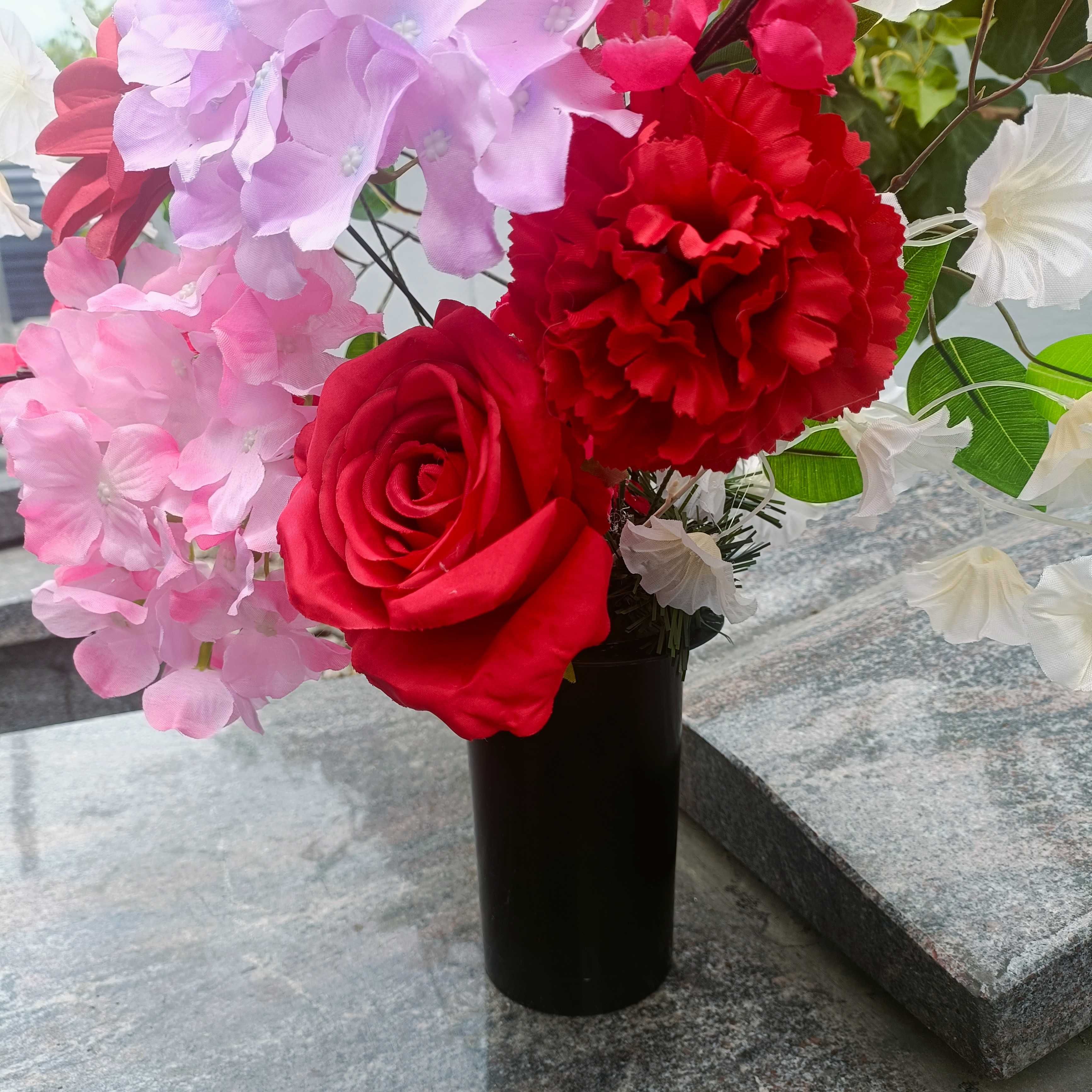 Bukiet na grób wiązanka na cmentarz pomnik róż czerwień wysoki