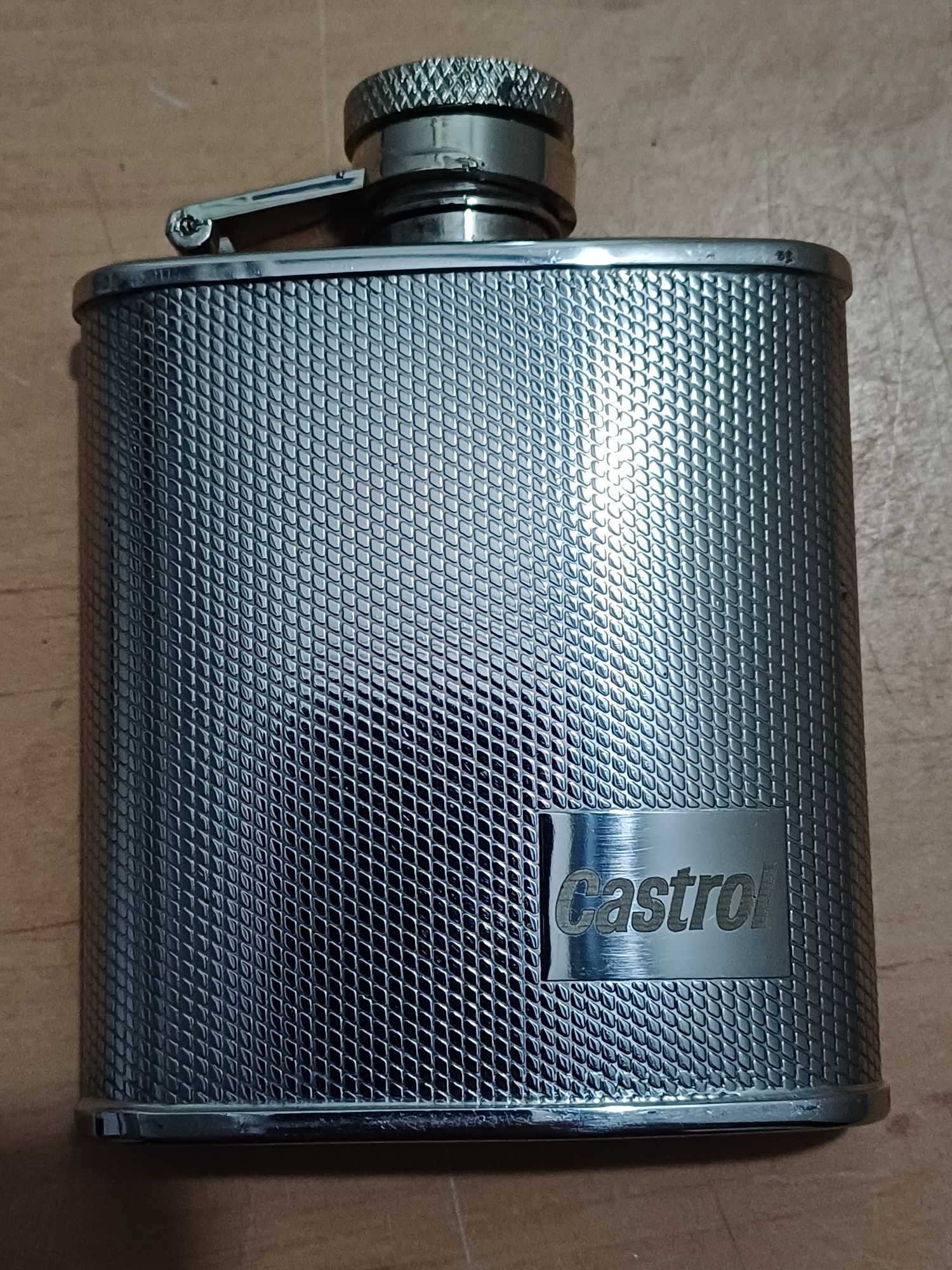 Piersiówka Castro. 2,5 oz, 74 ml.