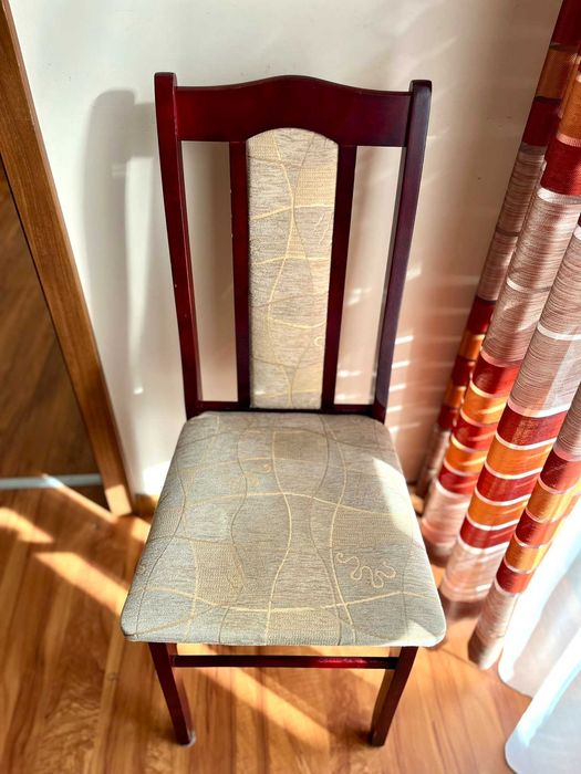 duży rozkładany drewniany stół + krzesła