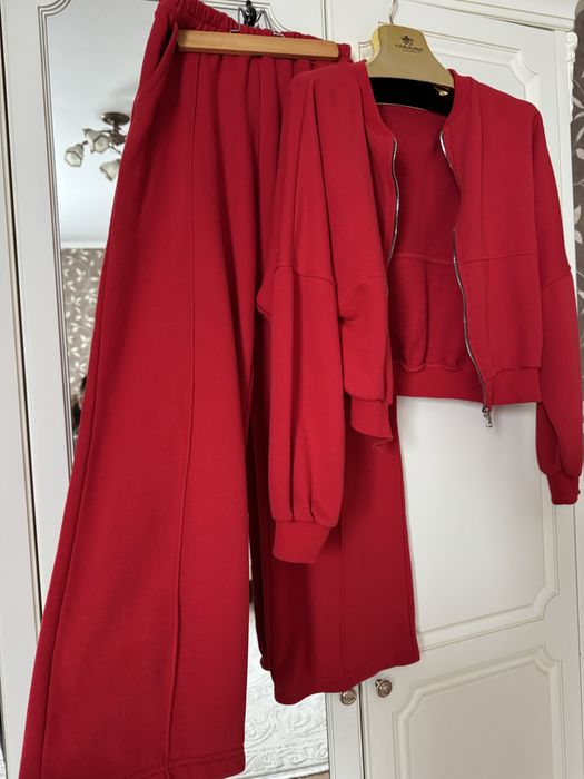 Стильний червоний костюм в стилі Зара