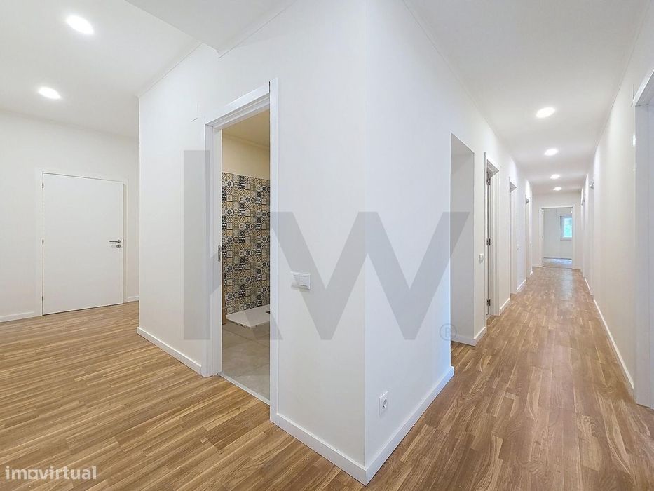 Loja de 217 m2 transformada em habitação de 10 quartos, podendo ser di