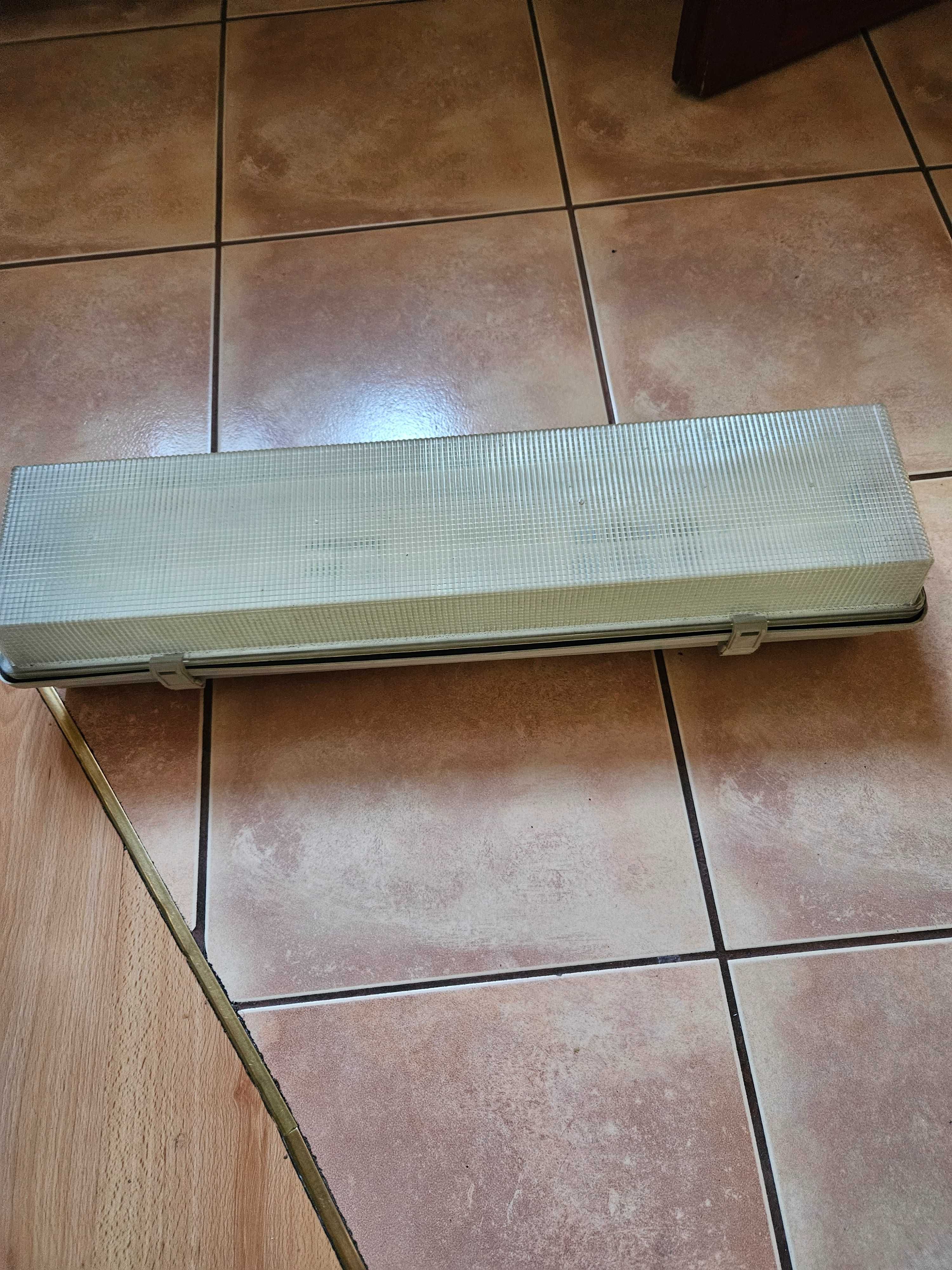 Stara lampa oświetleniowa, oprawa hermetyczna Polamp