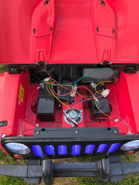 Jeep auto na akumulator 4x4