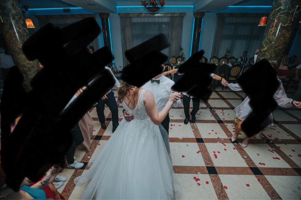 Suknia ślubna brokatowa