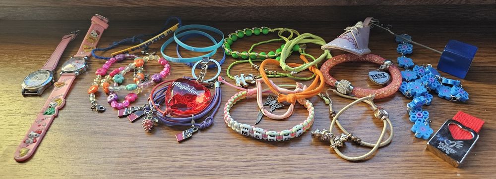 Stare bransoletki, naszyjniki, zawieszki