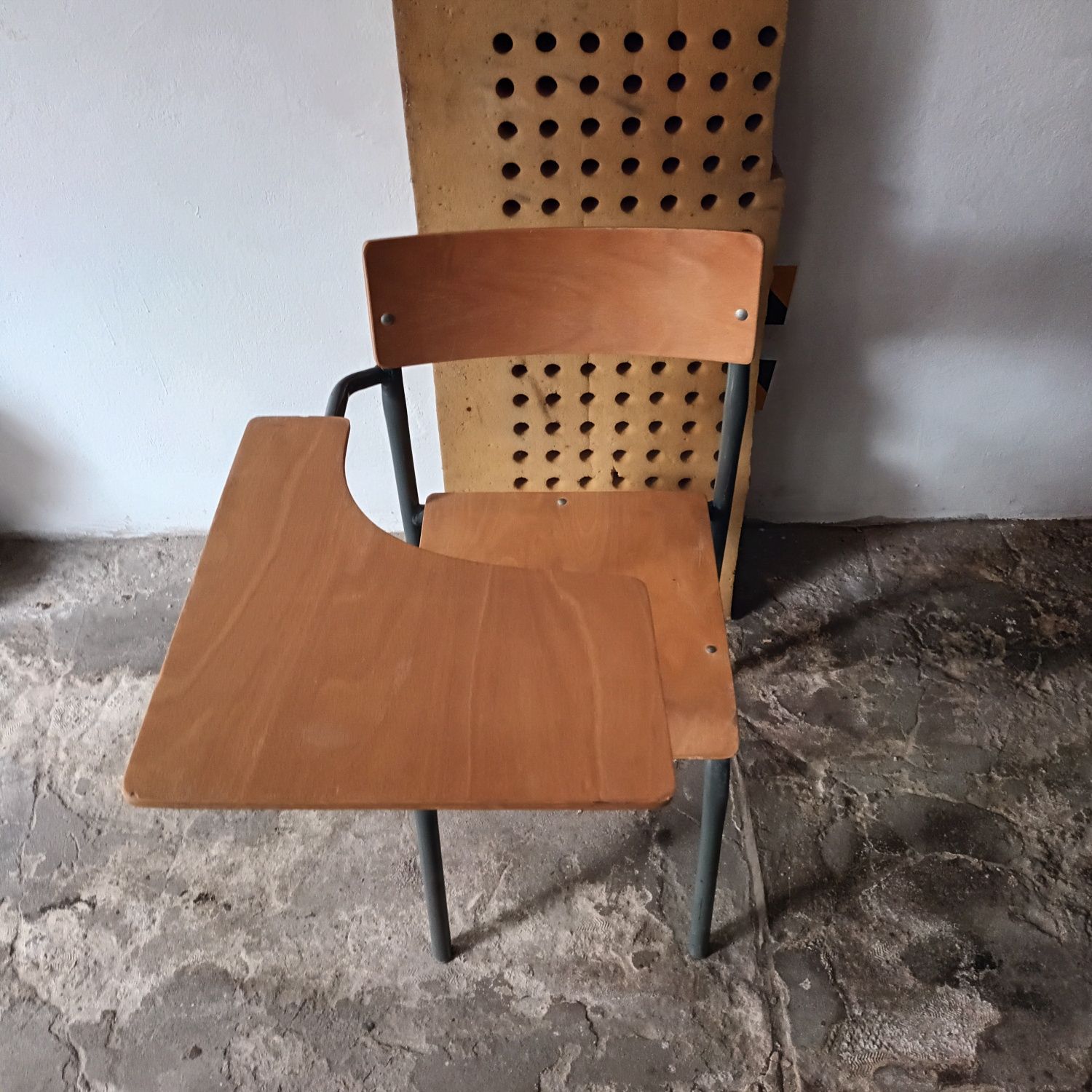 Krzesła drewniane z pulpitem stolikiem