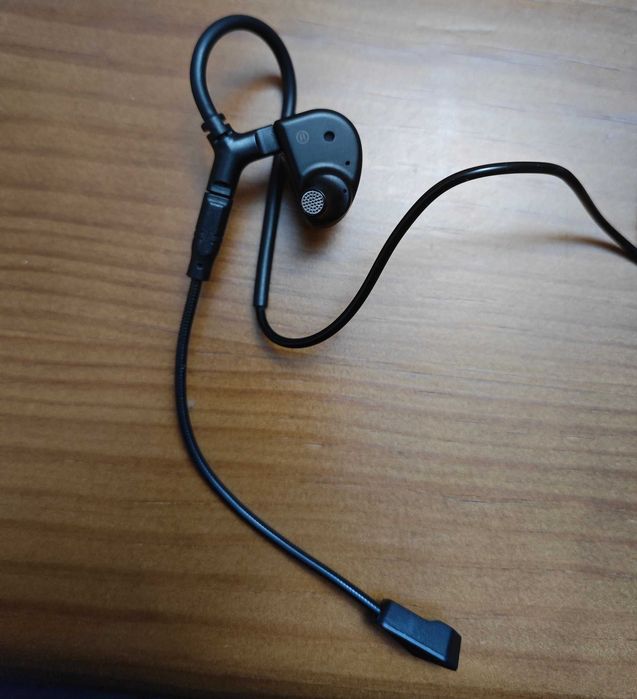 Fones IEM CVJ Assassin gaming com microfone e vibração háptica