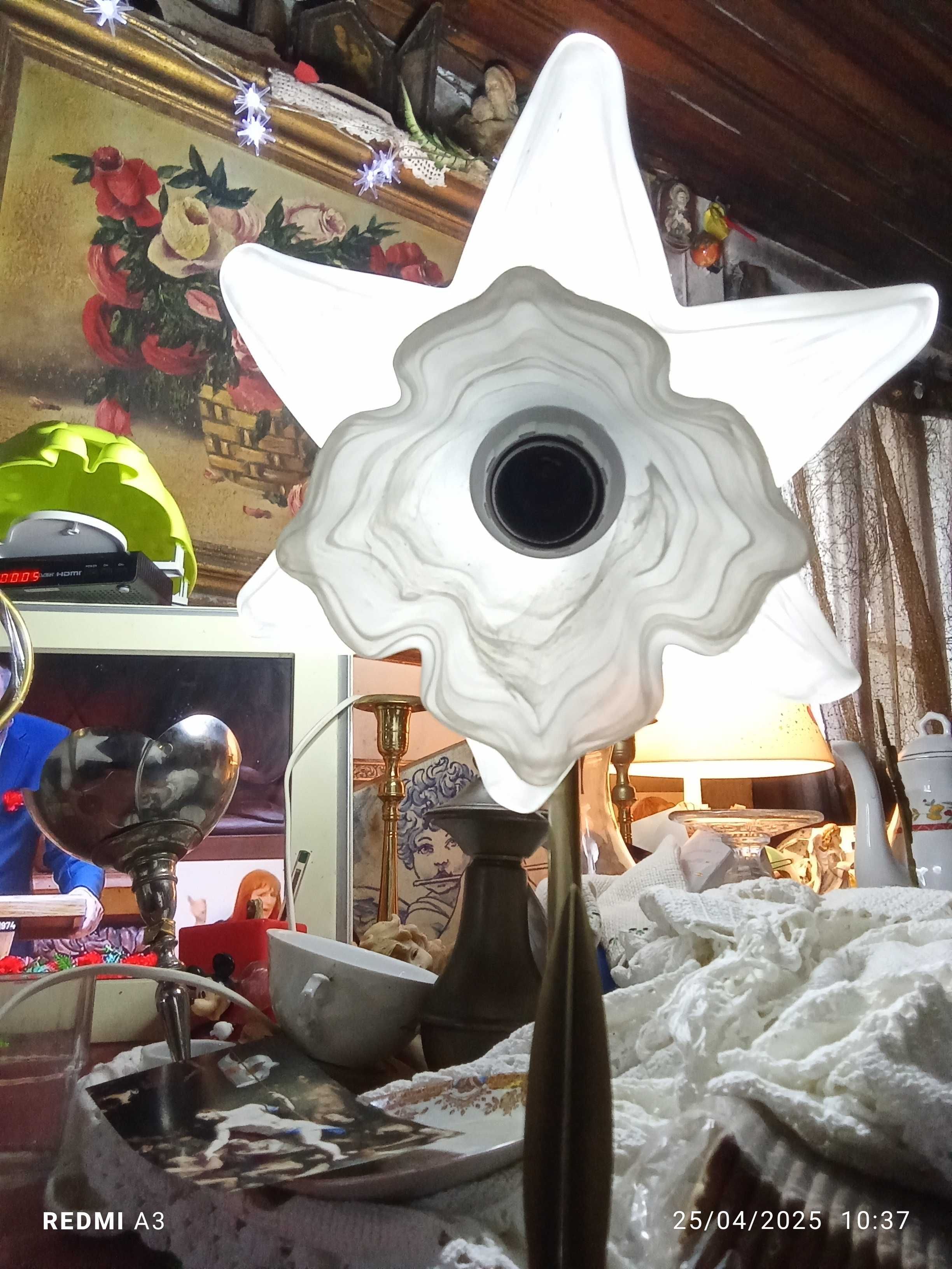 3 Candelabros Vintage com Abajur em Forma de Flor Estilizada