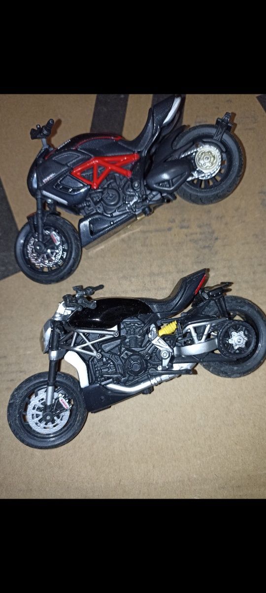 Dwa modele motocykli Triumph 1:18