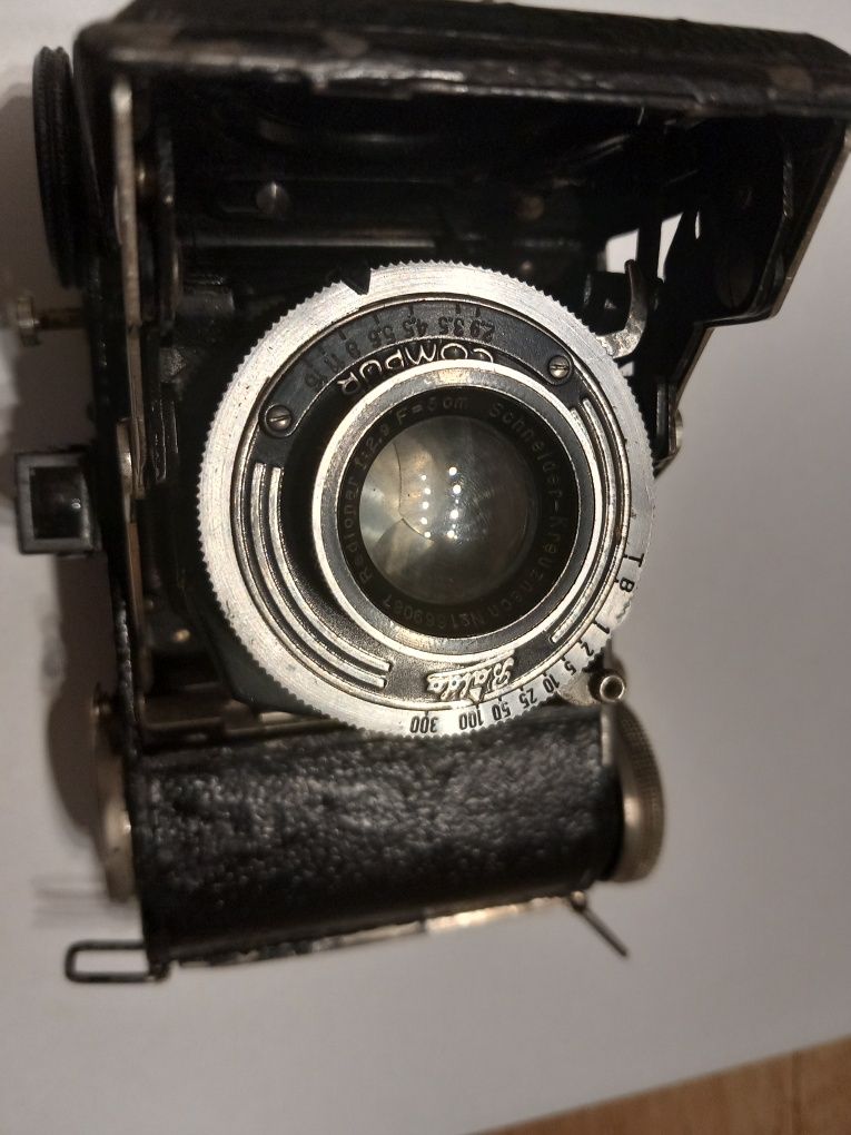 Stary zabytkowy aparat fotograficzny harmonijkowy