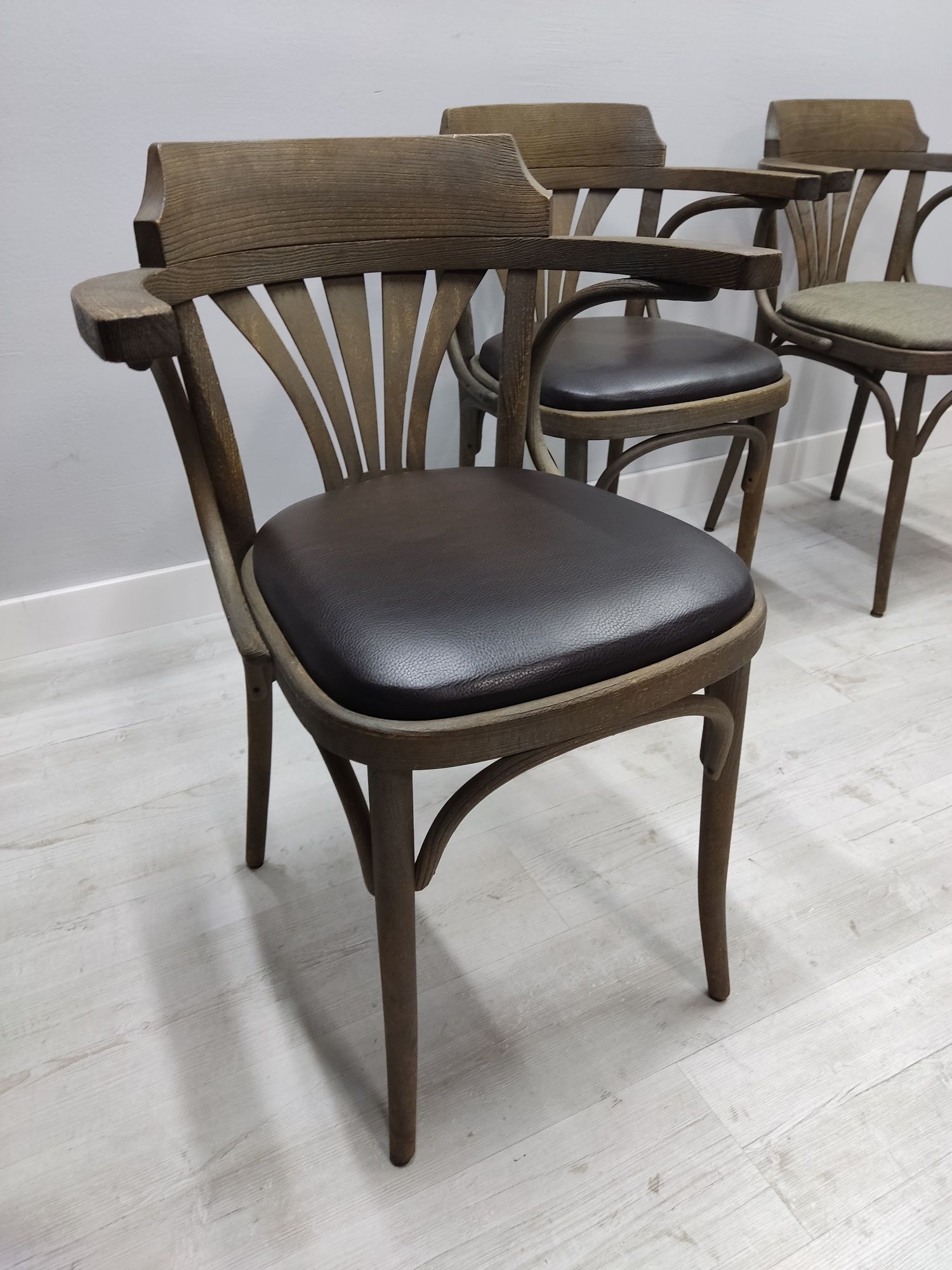 Krzesła Thonet Fameg do restauracji z podłokietnikiem 10 szt