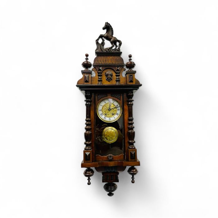 Stary zegar z piekna  korona i koniem