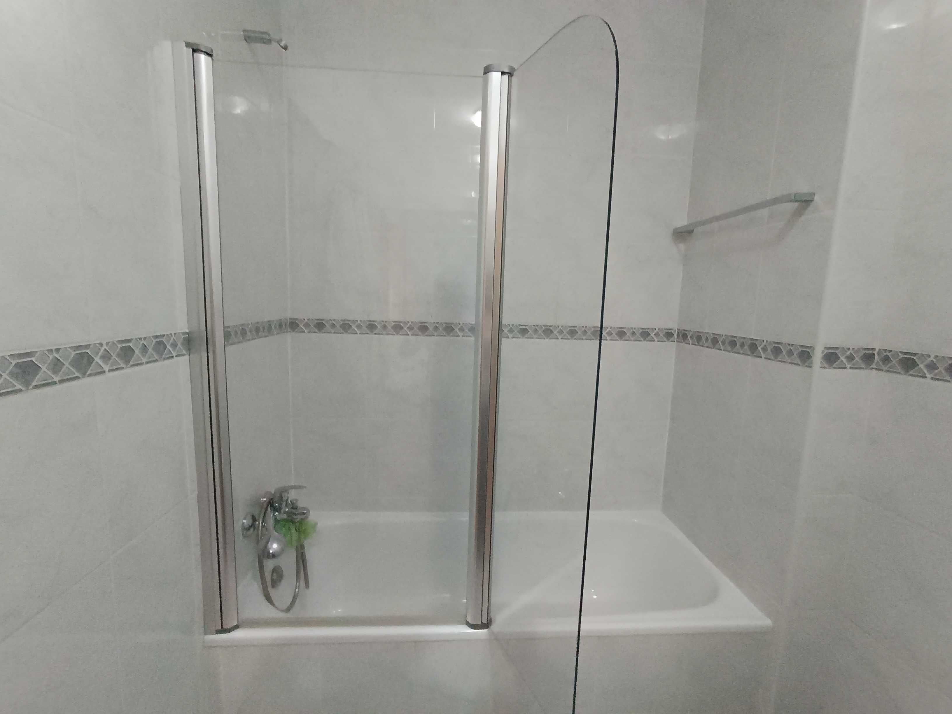 Resguardo de banheira em vidro e cromado