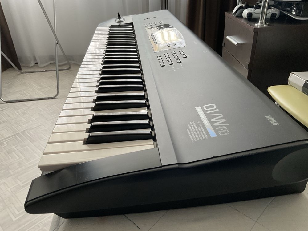 Продам синтезатор Korg 01/w fd