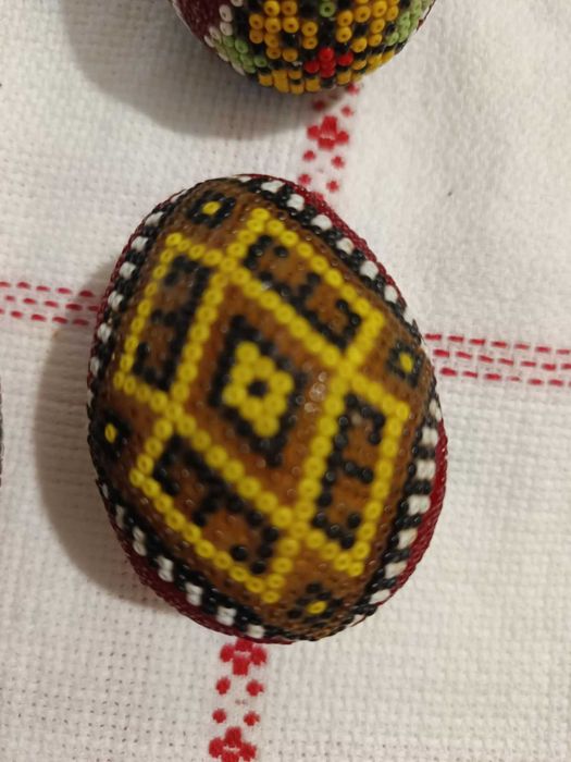 5 ovos às cores, feitos com missangas