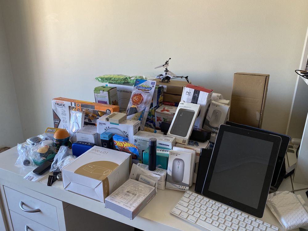 Vários produtos de tecnologia e Brinquedos