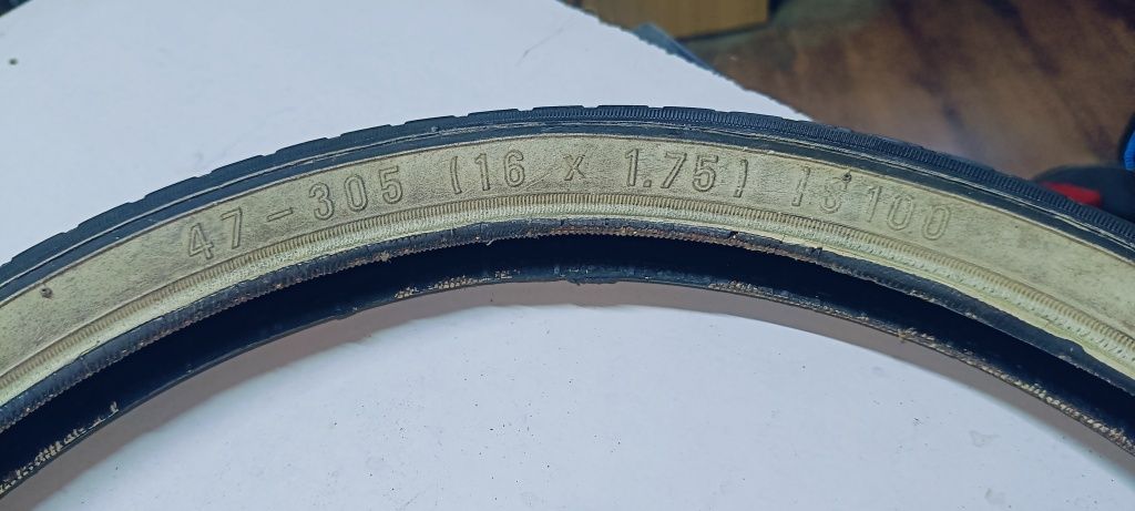 Opona z białym 16 x 1.75