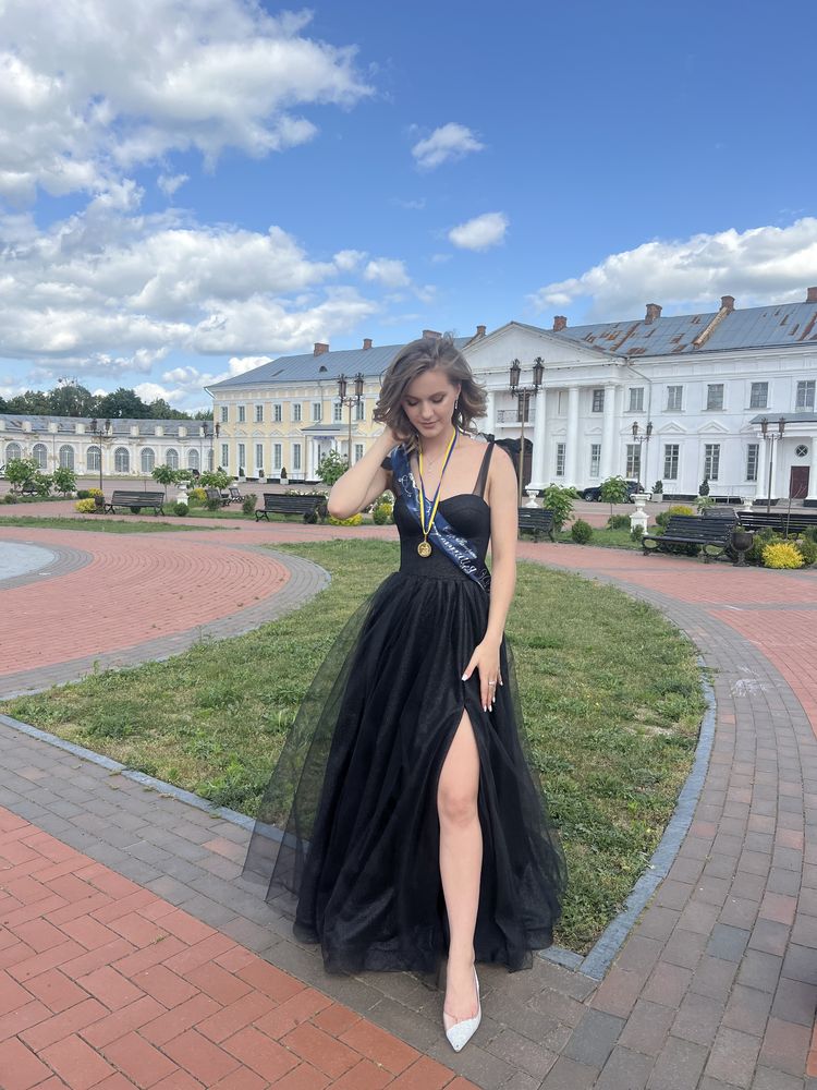 Випускна сукня, чорного кольору