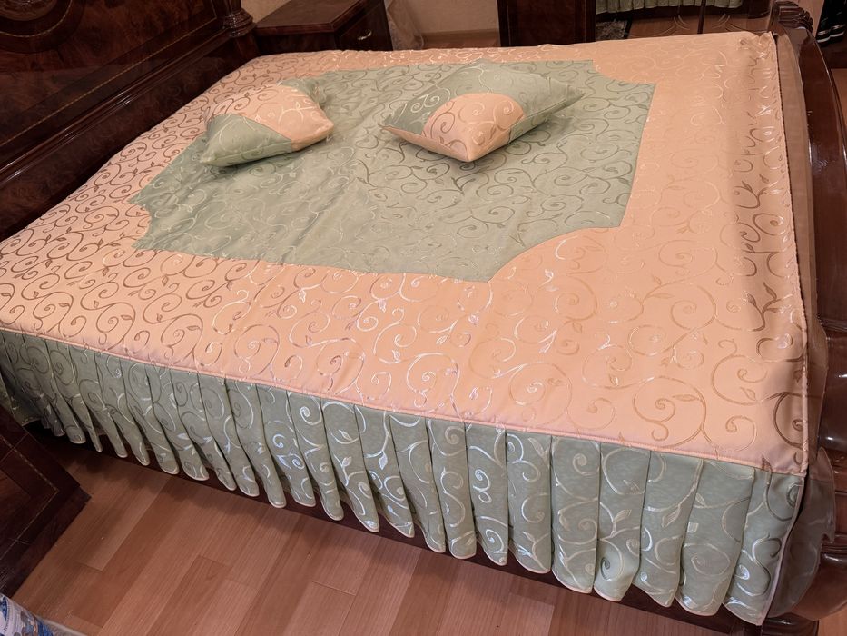 Покривало з подушками