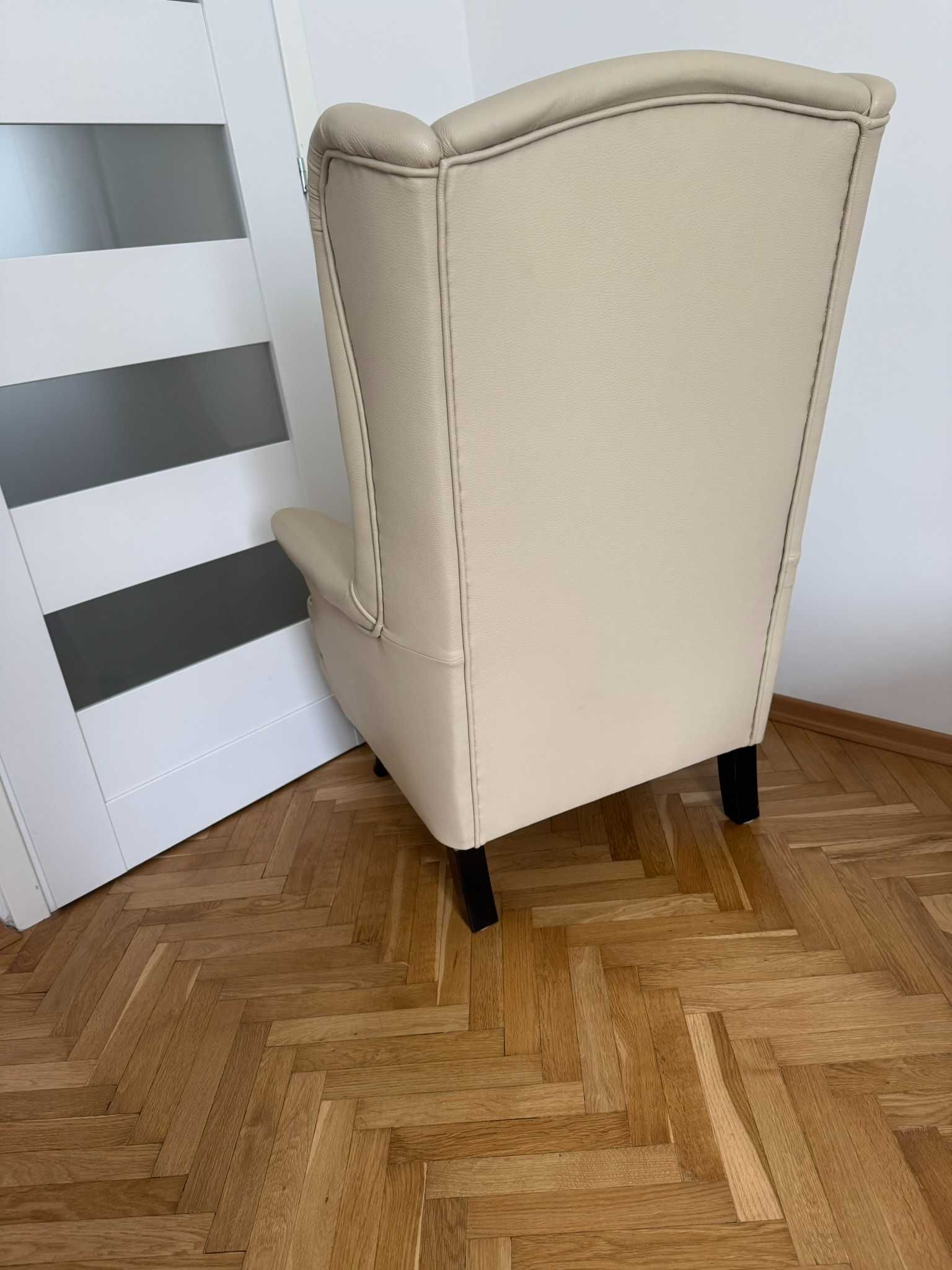 Dwa fotele, podnóżek i okrągły stolik okolicznościowy