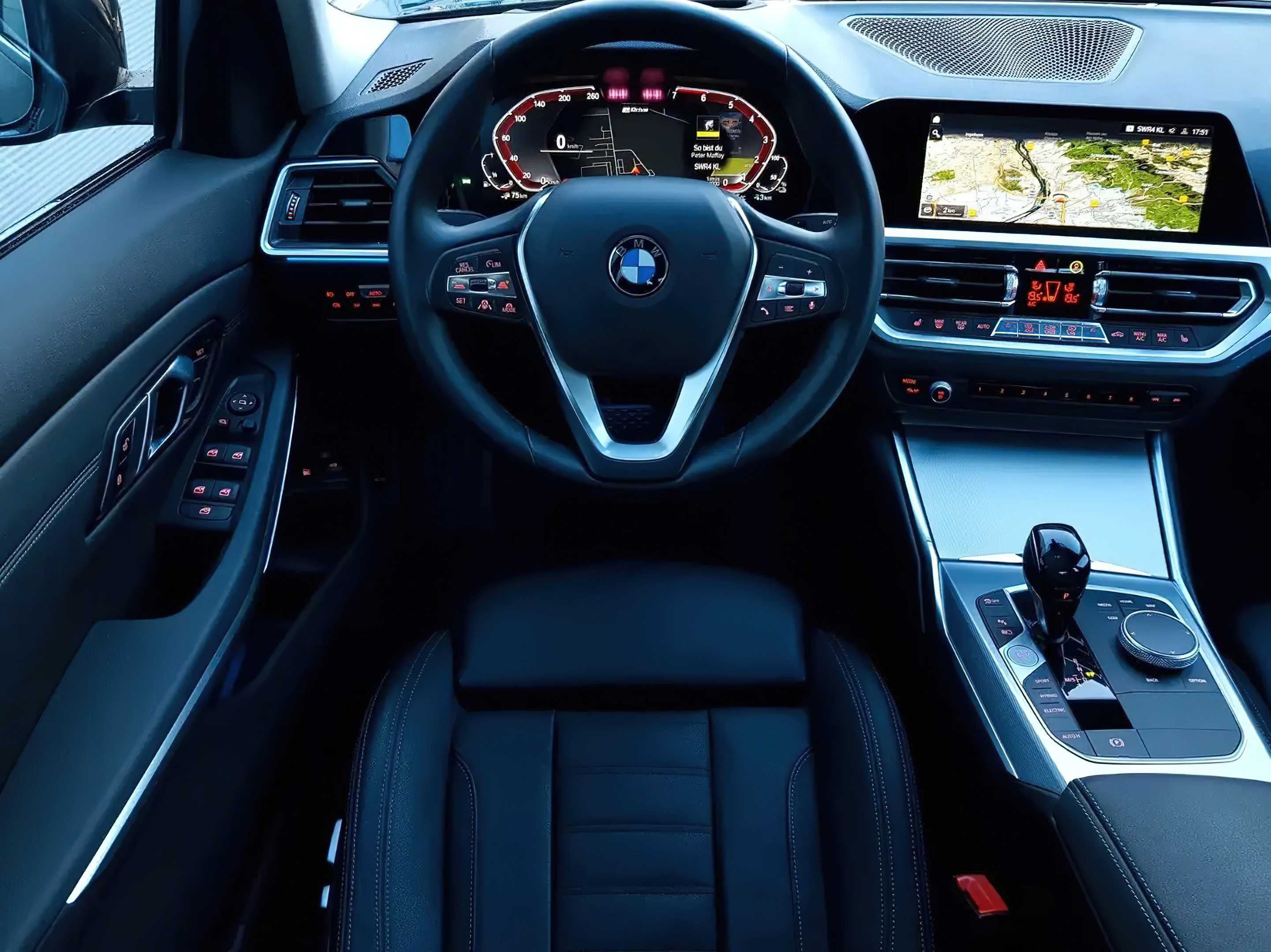 BMW     330E 2020