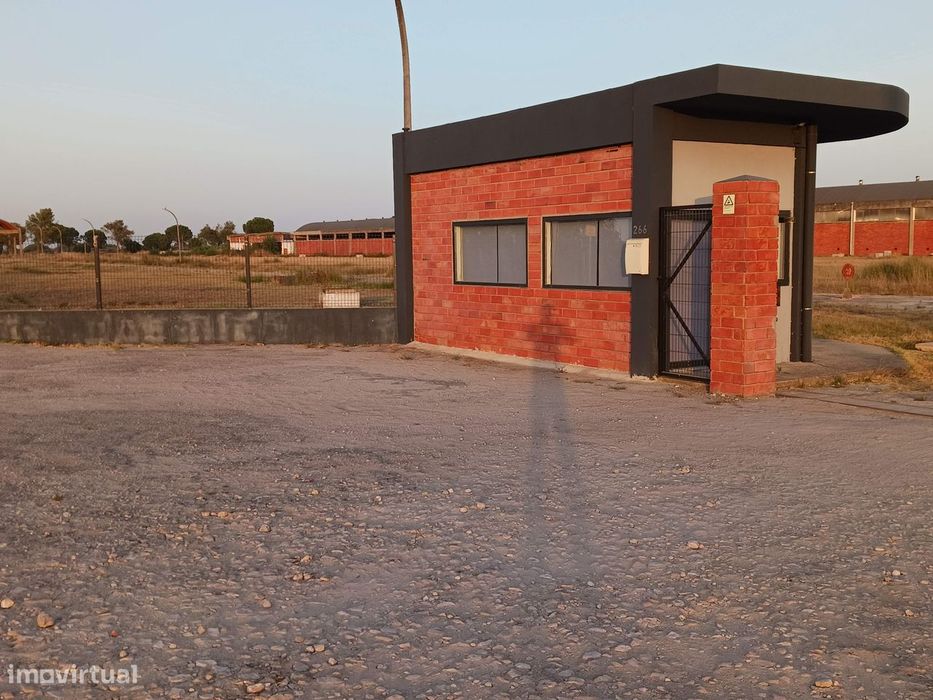 Escritório com 25m2 + Terreno com 2.500m2 com boa localização