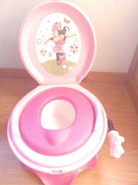 Pote criança Minnie com autoclismo