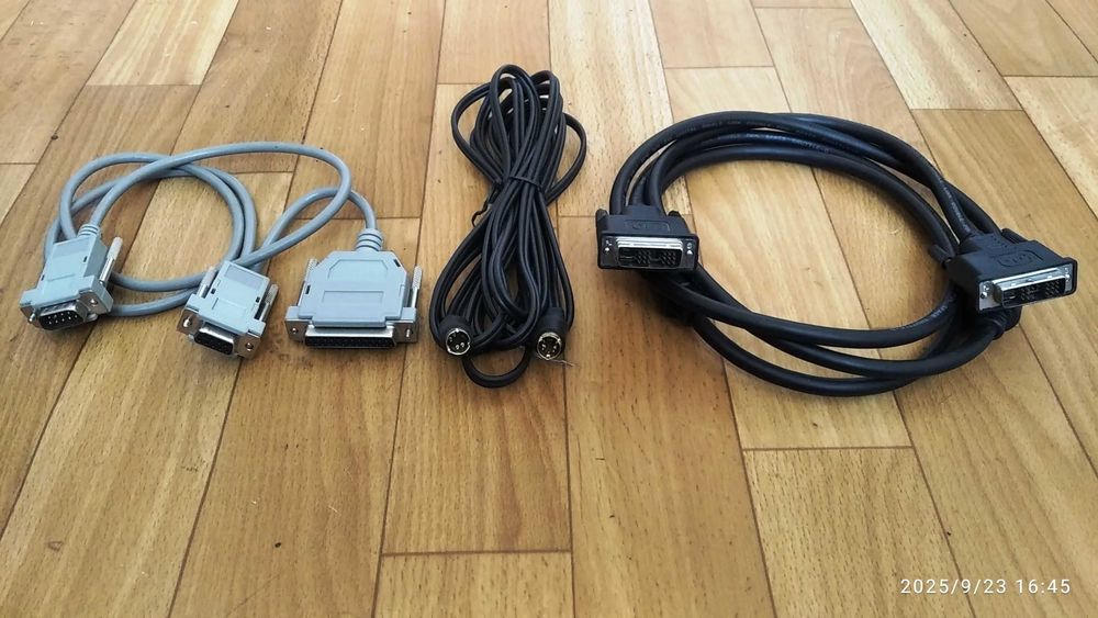 Кабелі  LPT мама - COM мама - COM папа ( RS-232 ) , PS2-PS2 , DVI-DVI.