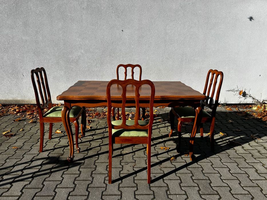 Stylowy rozkładany  stół z krzesłami