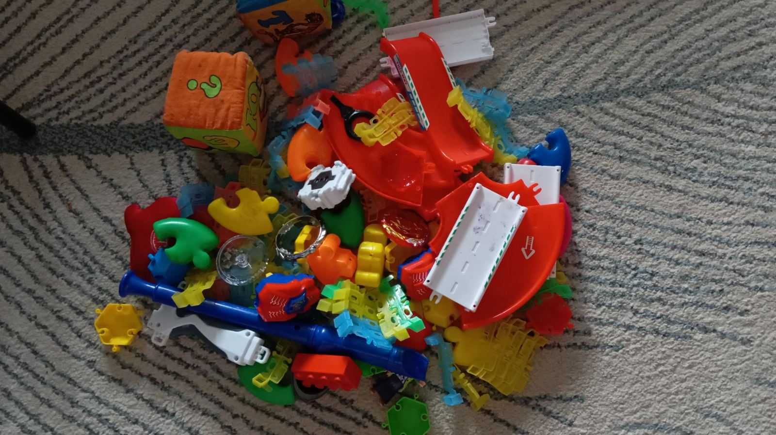 Віддам пакет дитячих іграшок