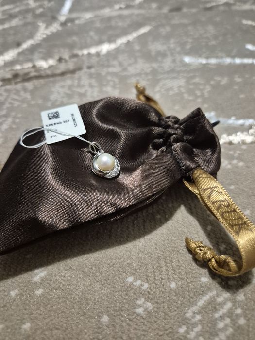 Pięknie wykonany wisiorek z perłą i cyrkoniami