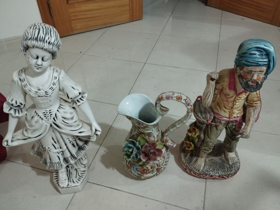 Bonecos e jarra em bom estado