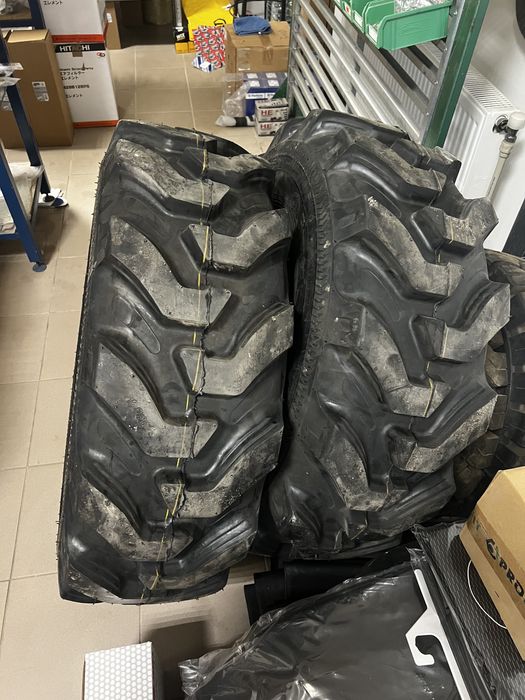Шини резина  клюшка екскаватор 12.5/80-18,JCB, CAT,