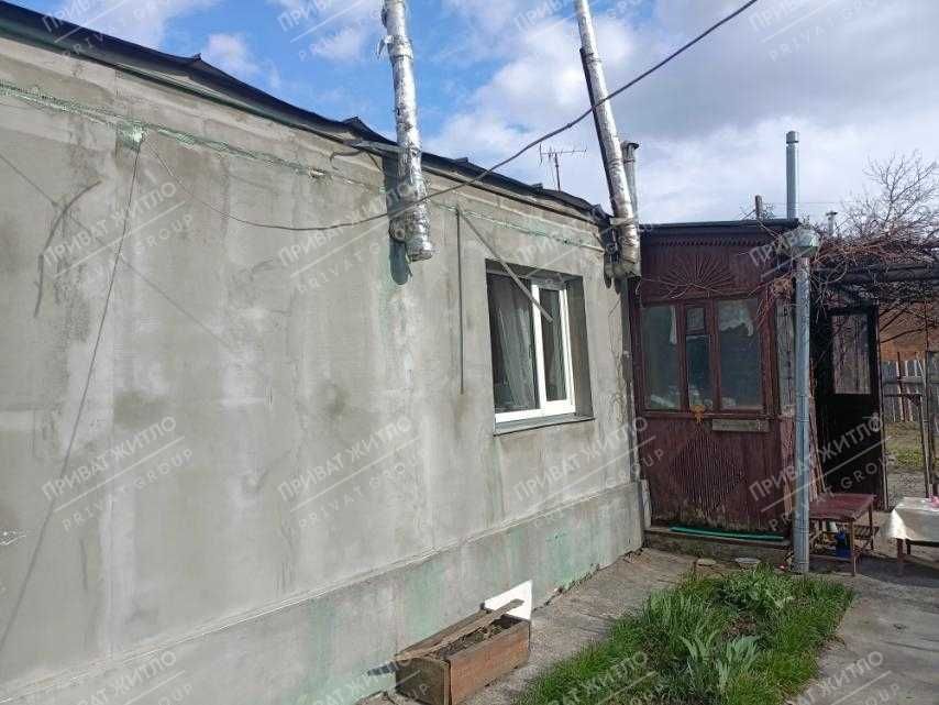 Частина будинку з окремим двором біля річки.