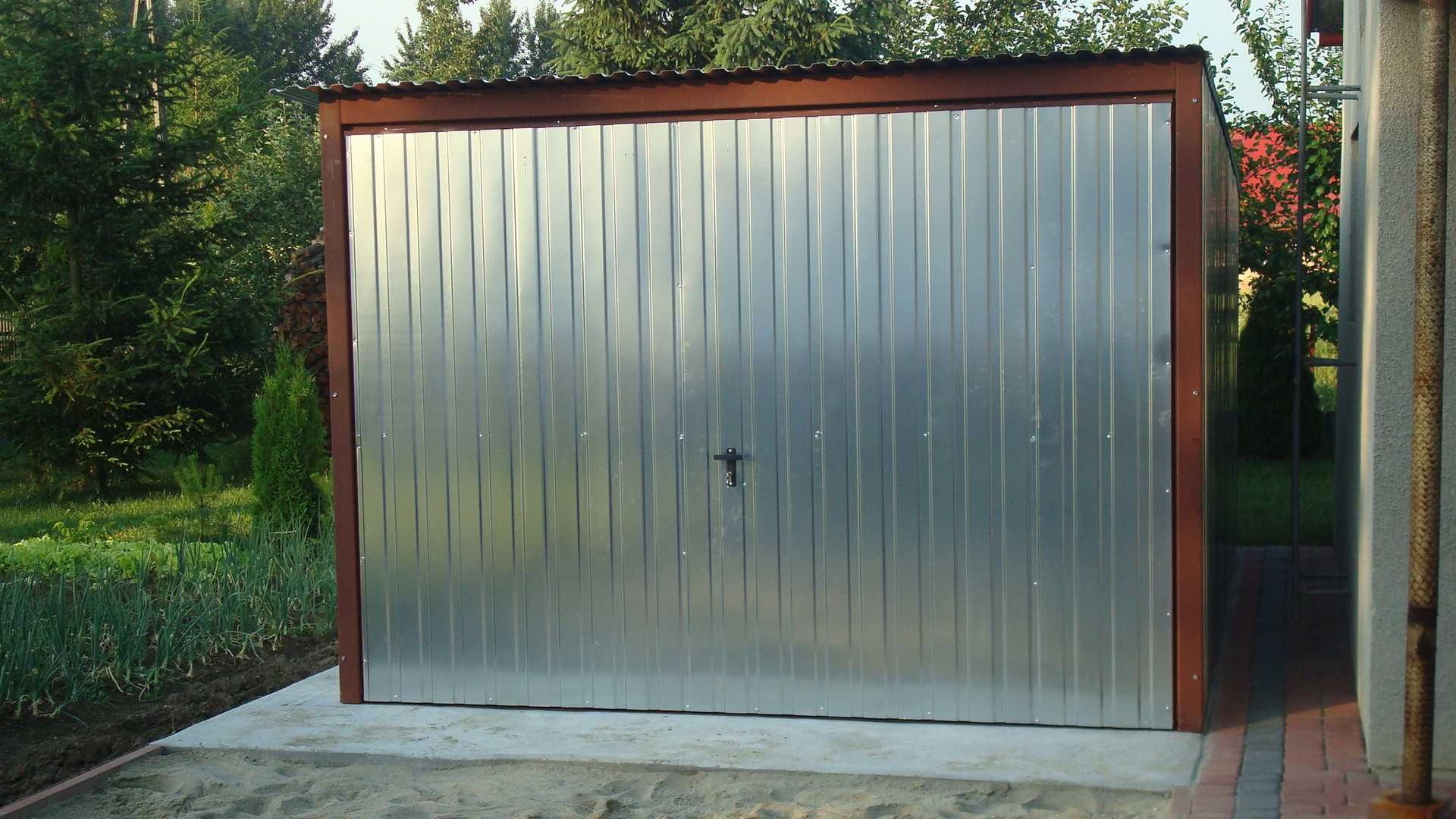 Nowy garaż blaszany 3x5 z bramą uchylną do góry.