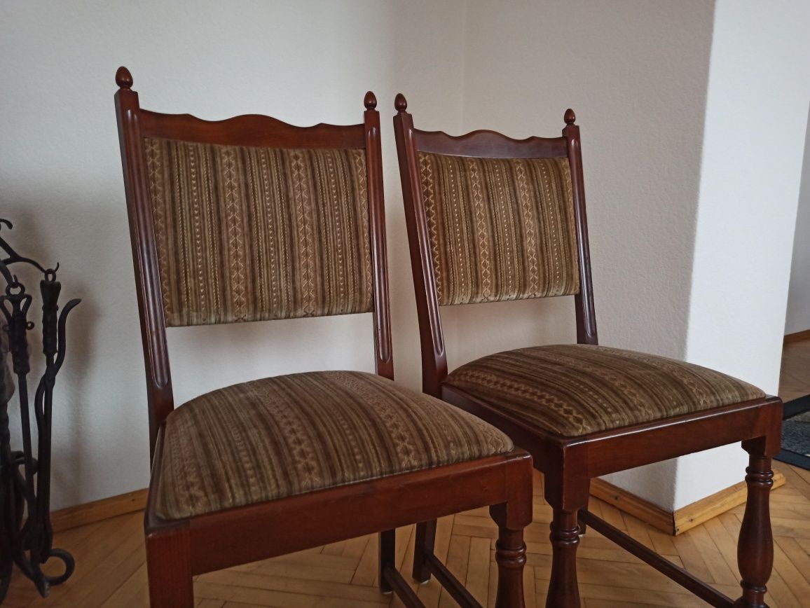 Drewniane krzesła tapicerowane, stylowe, ze sprężynami