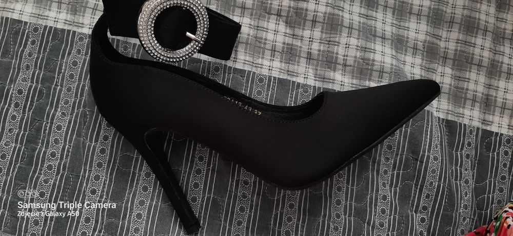 Czarne szpilki z ozdobną sprzączką 37