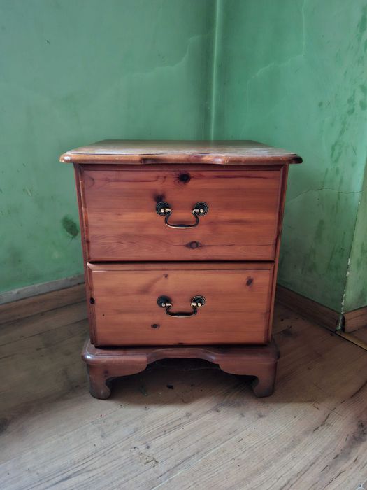 ładna drewniana szafka przyłóżkowa