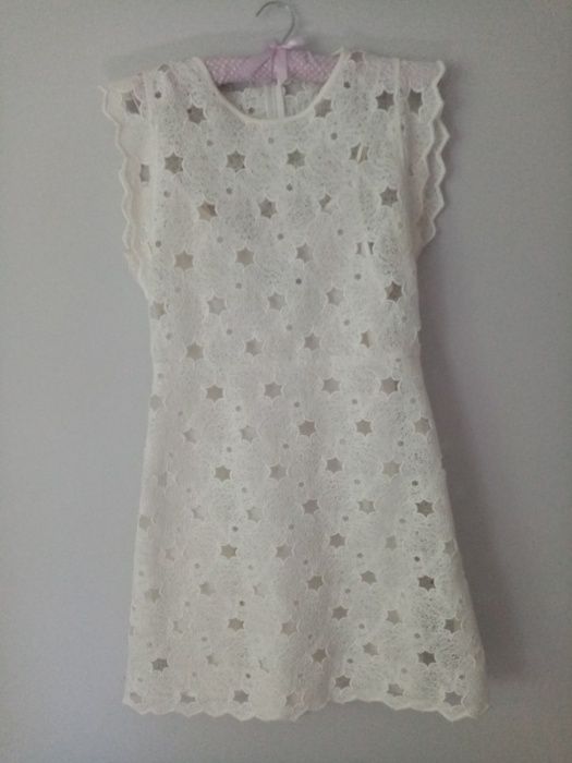 Biała sukienka koronkowa Zara